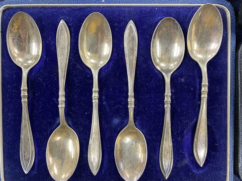 A cased Edwardian silver christening trio, Chester, 1908/09 and a cased set of six silver teaspoons.